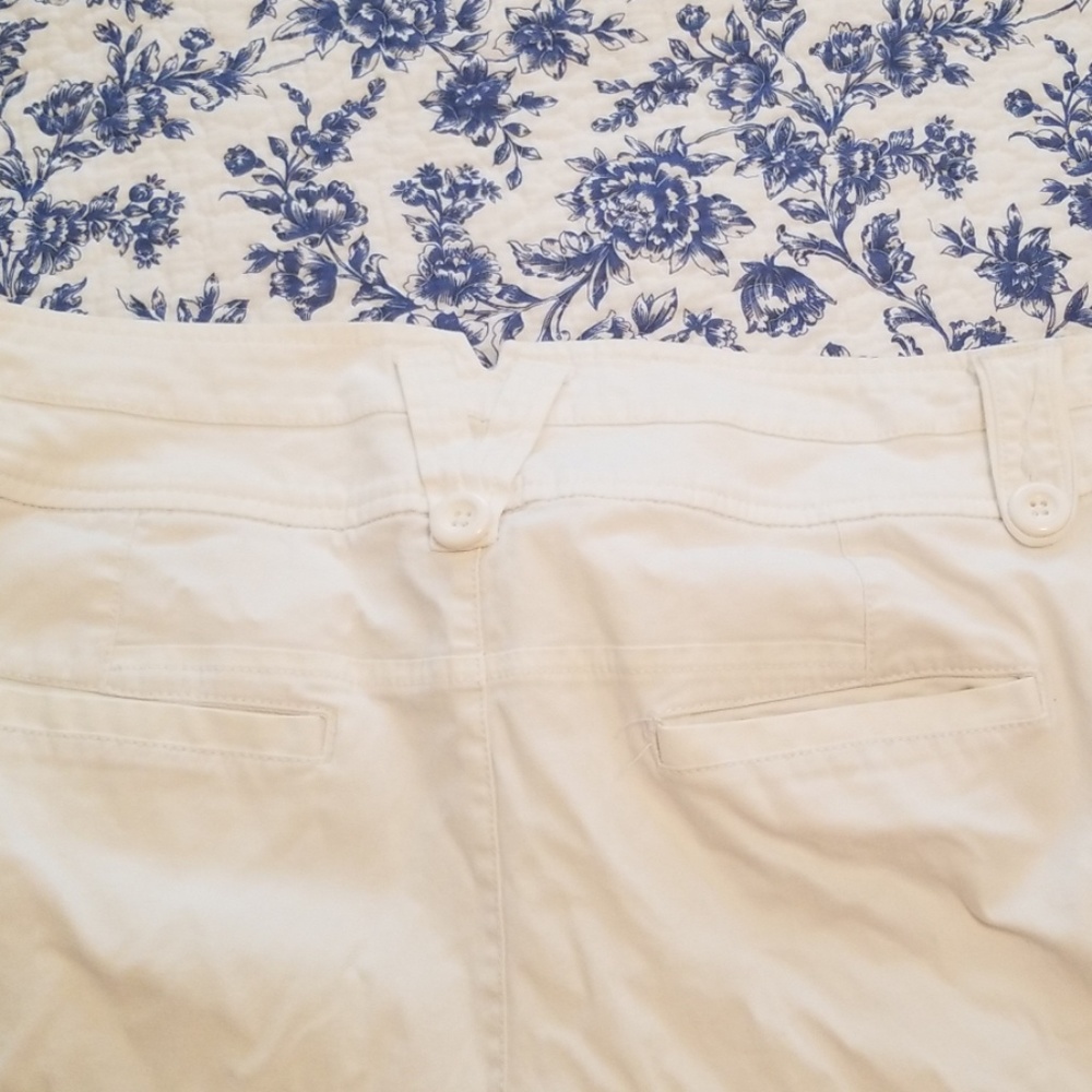 Shorts - Picture 3 of 4